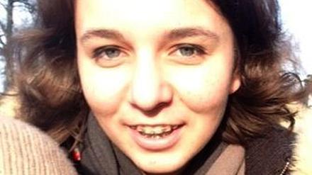 Die Polizei sucht am 21.01.2016 in Essen (Nordrhein-Westfalen) mit einem Foto nach der 15-jährigen Aylin Hamm. Unter rätselhaften Umständen ist in Essen eine 15-jährige Schülerin spurlos verschwunden. 
