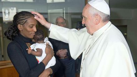 Mariam Jahia Ibrahim Ishak, zum Tode verurteilte Sudanesin, am Donnerstag mit Papst Franziskus.