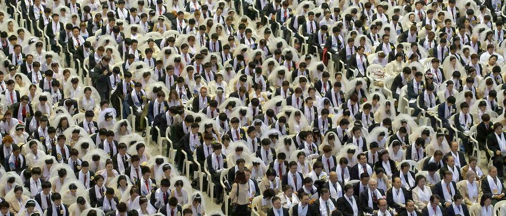 Massenhochzeit in Südkorea: Die "Moon-Sekte" lud zur Vereinigung in Gapyeong östlich von Seoul. Rund 3800 identisch gekleidete Paare gaben sich am Dienstag bei der Zeremonie das Ja-Wort. 