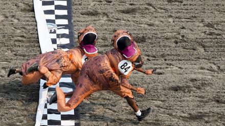 Mehr als 200 Menschen in aufblasbaren Dinosaurier-Kostümen sind bei einem Wettbewerb im US-Bundesstaat Washington um die Wette gerannt.