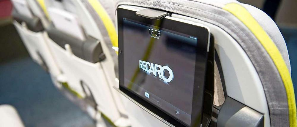Ein Tablet in einer speziellen Halterung am Vordersitz im Flugzeug. Surfen während des Fluges soll wieder erlaubt sein.