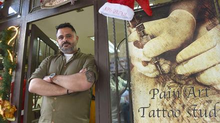 Walid Ayash ist Tätowierer in Bethlehem, sein "Pain Art Tattoo Studio" liegt ganz in der Naehe der Geburtskirche.