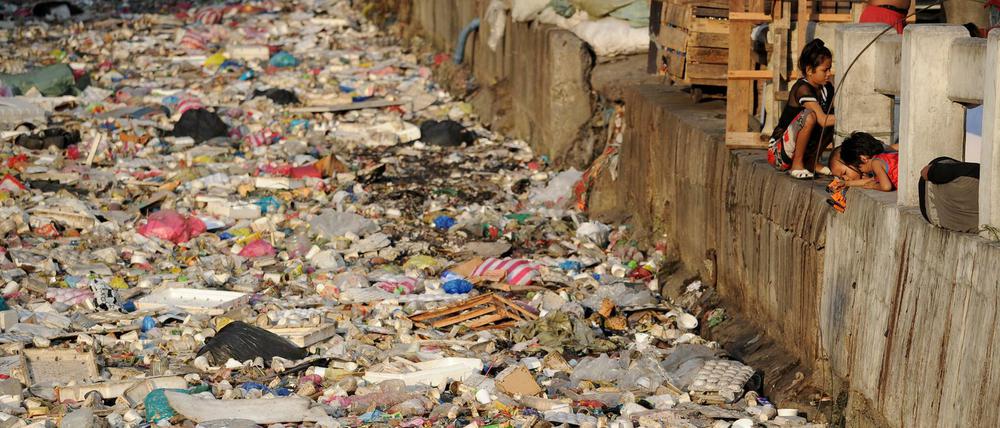 Dieser Fluss in der Hauptstadt der Philippinen, Manila, ist unter der Plastiklawine nicht mehr zu sehen. Aus Flüssen wie diesem gelangt der Plastikmüll in die Ozeane. 