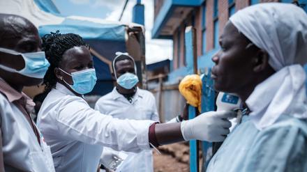 Eine Medizinerin misst im Kibera-Slum in Nairobi Fieber. 
