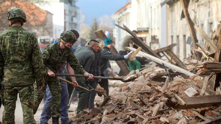 Schwere Erdbeben in Kroatien am Montag und Dienstag. Auch das Militär hilft, Überlebende zu finden.