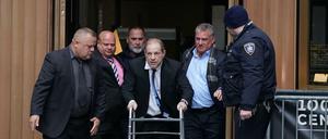 Harvey Weinstein an einem Gehgestell auf dem Weg aus dem Gericht 