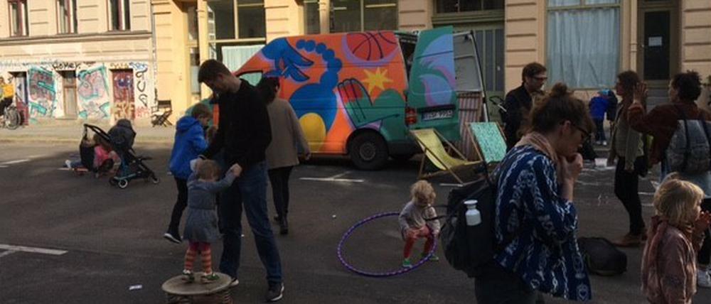 Uns gehört die Straße. In sechs Berliner Bezirken können Kinder und Familien jetzt wieder regelmäßig auf den Fahrbahnen spielen, toben, malen oder mit Stelzen herumlaufen. 