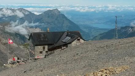 Die Blüemlisalphütte bei Kanderste liegt auf knapp 3000 Metern Höhe, wer hier arbeitet braucht vier Stunden zum Aufstieg.