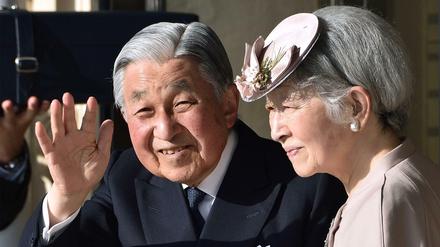Der japanische Kaiser Akihito (L) und seine Frau Kaiserin Michiko.