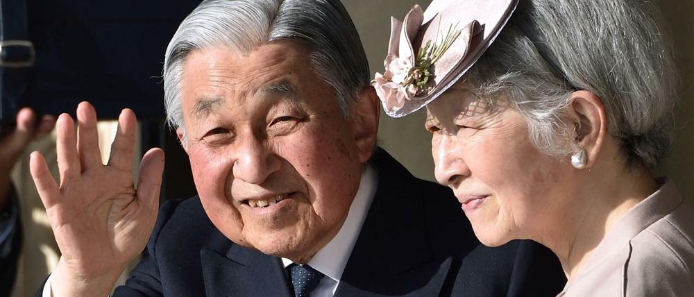 Der japanische Kaiser Akihito (L) und seine Frau Kaiserin Michiko.