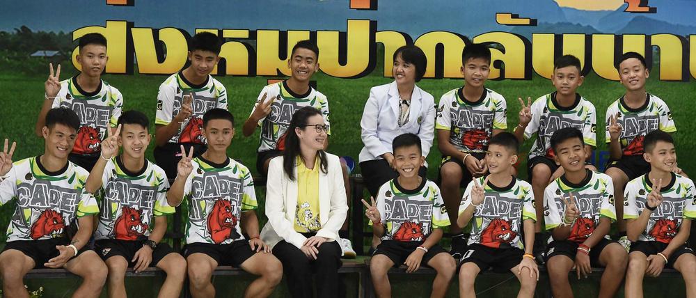 Die Jungs der thailändischen Fußballmannschaft und ihr Trainer (vorne links)