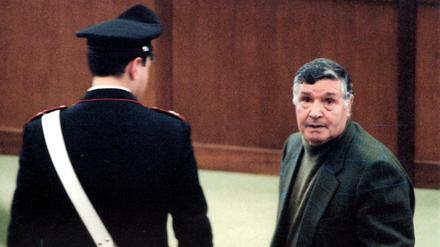 "Toto" Riina kurz nach seiner Festnahme im März 1993 im Hochsicherheitsgefängnis bei Palermo.