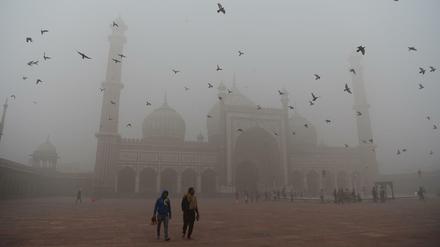 Die Konturen von Jama Masjid, der größten Moschee Indiens, verschwinden im giftigen Smog.