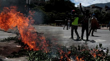 Demonstranten blockieren die Straße in Caracas.