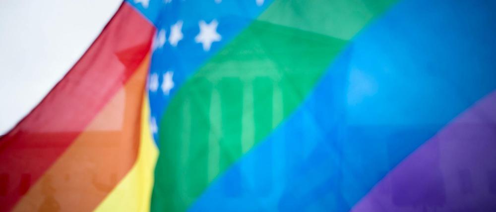 Eine Regenbogenflagge weht vor dem Obersten Gerichtshof der USA.