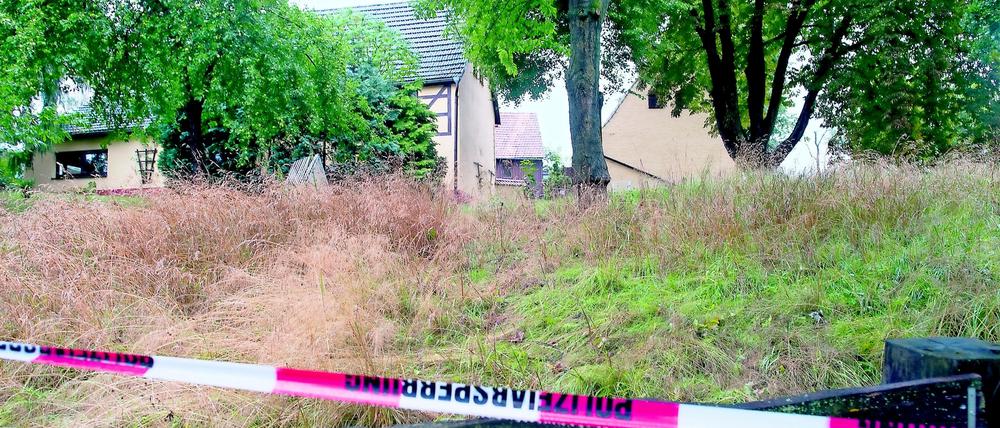 Mit Absperrband der Polizei wird am Dienstag das Gelände an einem Bauernhof in Lampersdorf (Sachsen) gesichert. Die 17-jährige Anneli wurde entführt und von den Tätern umgebracht. Wann genau sie gestorben ist, sollte die Obduktion der Leiche zeigen. 