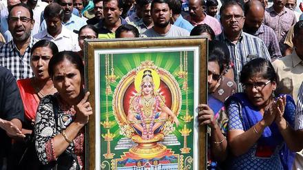 Hindus demonstrieren vor dem Sabarimala-Tempel 