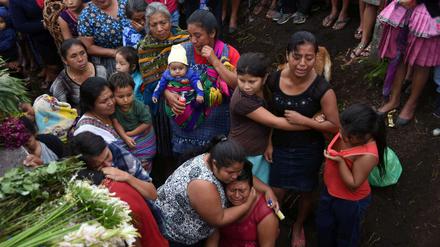 Angehörige betrauern den 20-Jährigen Eric Rivas, eines der Opfer der Vulkankatastrophe in Guatemala. 