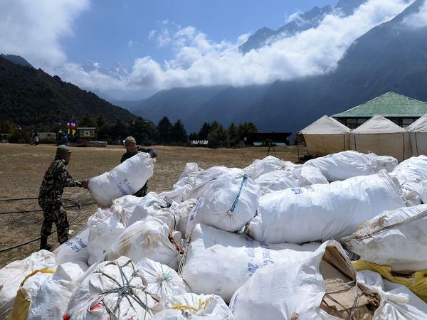 Die vielen Bergsteiger auf dem Mount Everest hinterlassen auch tonnenweise Abfall.