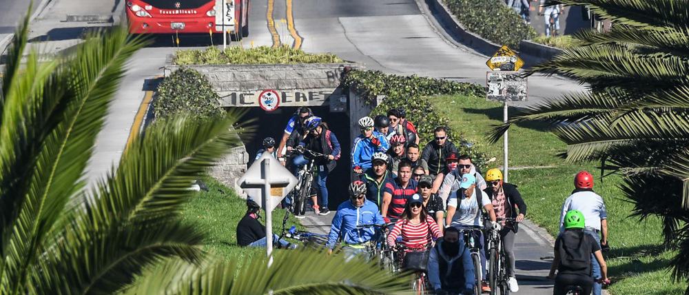 Fahrradfahrer radeln an einem der autofreien Tage im Februar 2018 in Bogota über die autofreien Straßen.