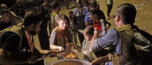 Hilfe für die Bedürftigen. Freiwillige teilen in einem irakischen Flüchtlingscamp Essen aus.