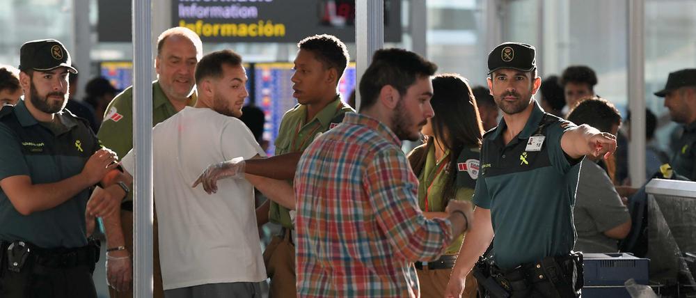 Die Guardia Civil hilft bei der Sicherheitskontrolle auf dem Flughafen Barcelona.