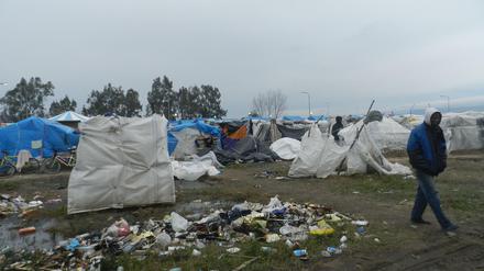 In den Zelten ist es kalt und feucht; für die bis zu 800 Migranten gibt es gerade einmal vier Toiletten.