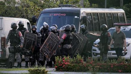 Brasilianische Polizisten vor dem Einsatz im Gefängnis.