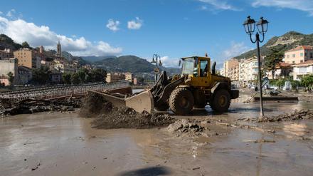 Ein Traktor beseitigt Schlamm nach schweren Unwettern in Norditalien.