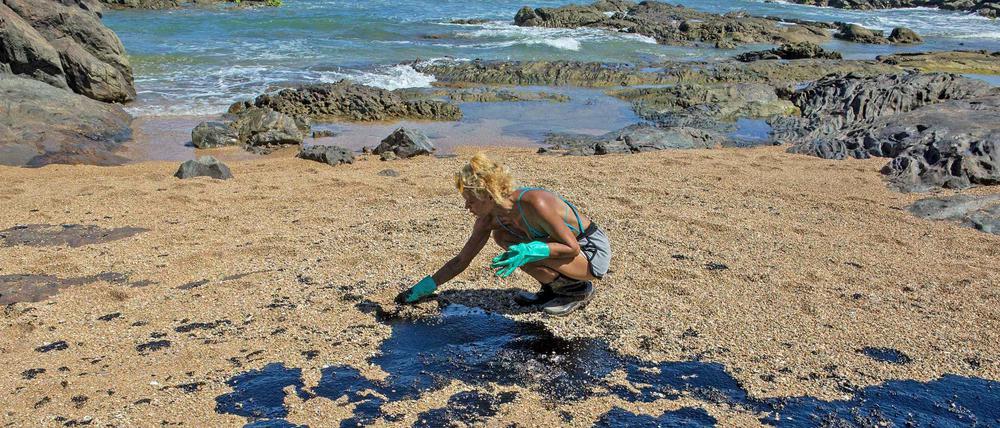 Eine Freiwillige reinigt den Strand am Ferienresort „Porto Busca Vida“. Lokale Anwohner versuchen, 2000 Kilometer Küste zu retten.