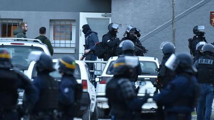 Spezialeinsatzkräfte der französischen Polizei durchsuchen den Tatort in Carcassonne.