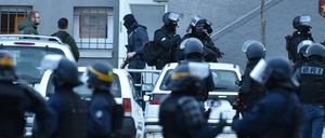 Spezialeinsatzkräfte der französischen Polizei durchsuchen den Tatort in Carcassonne.