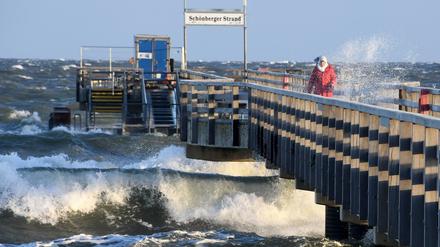 Wellen brechen am Mittwoch an die Seebrücke von Schönberg bei Kiel. Hier kam beim Feuerwerk in der Silvesternacht eine Frau ums Leben.