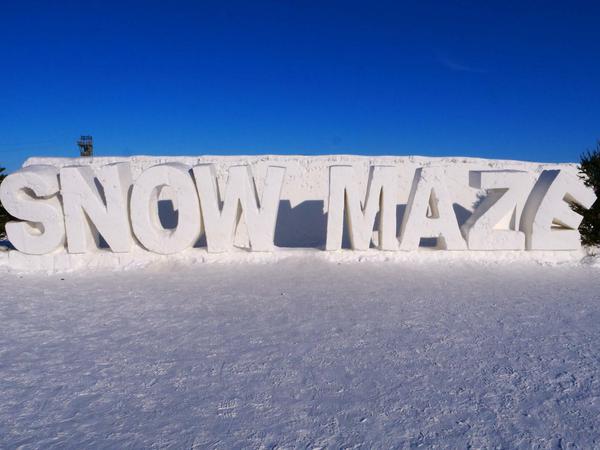 Eine "Snow Maze"-Skulptur begrüßt die Besucher zum Labyrinth.