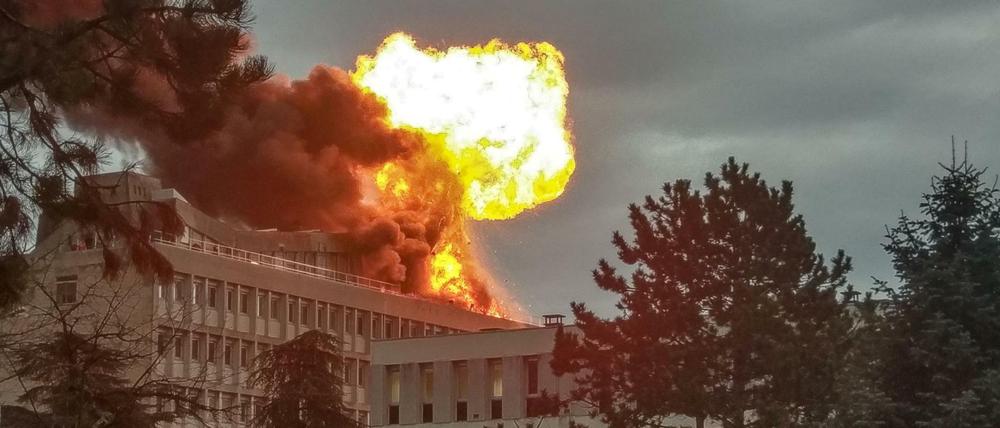 Nach einer Explosion brannte es auf einer Dachterrasse des Campus' in Villeurbanne. 