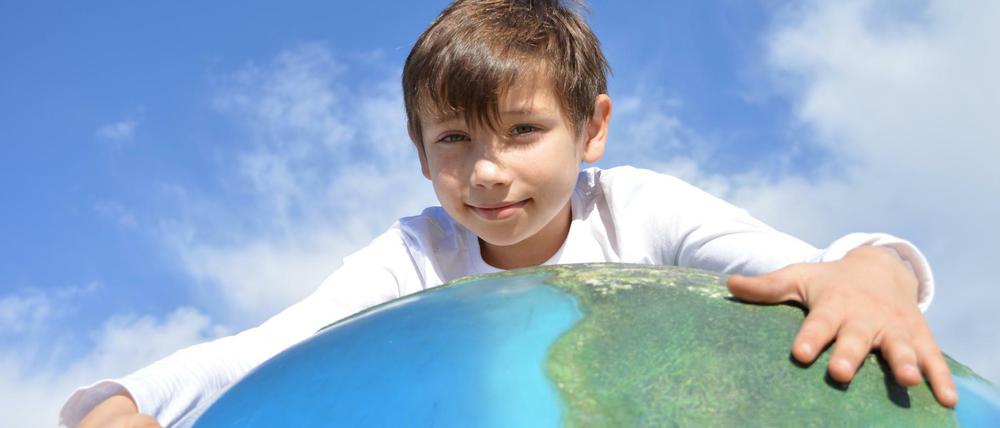 Weltkindertag 2018: Ein Junge mit einem Globus