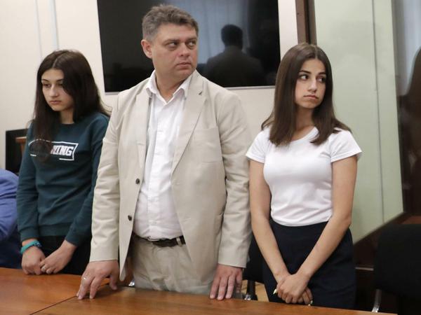 Maria (links) und Angelina Chatschaturjan bei einer Anhörung im Juni. Die Schwestern sind des Mordes angeklagt. Ihr Anwalt erklärt, die Frauen haben sich nur selbst verteidigt.