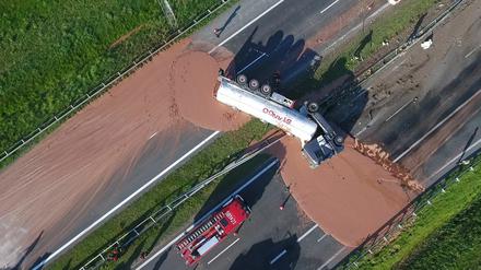 Süße Fracht auf der Autobahn: Der in Polen verunglückte Schokoladen-Laster 
