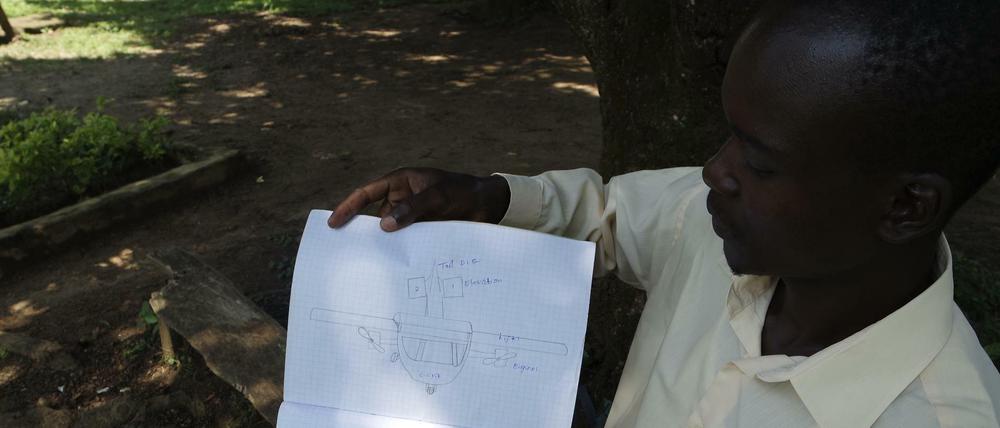 Omar Andati aus der westkenianischen Kleinstadt Nambale baut im Hinterhof des Hauses seiner Großmutter ein Flugzeug – aus Schrott, Holz und Plastikplanen.