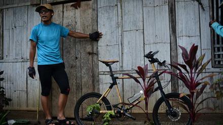 Sepeda pagi – morgendliche Radtour durchs Dorf. Designer Singgih Susilo Kartono unternahm regelmäßig Touren, um seinen Cholesterinspiegel zu senken. Der Frühsport gab letztendlich die Inspiration, ein Fahrrad aus Bambus zu entwerfen.