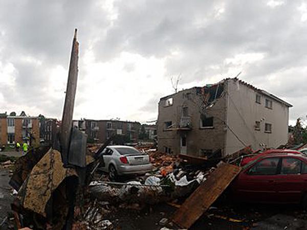 Häuser, Autos und Bäume wurden in Mont-Bleu nahe Ottawa zum Teil völlig zerstört.