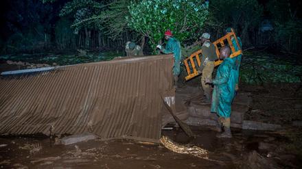 Helfer suchen nach Überlebenden nach dem Dammbruch am Solai-Staudamm in Kenia. 