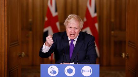 Triumphiert. Boris Johnson verkündet einen symbolischen Sieg über die EU. Er hat schon immer gesagt, ohne die EU sei London schneller und besser.