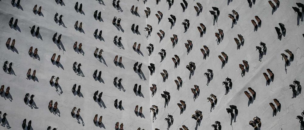 Mit dieser ausgewöhnlichen Schuh-Installation macht der Künstler Vahit Tuna auf Gewalt an Frauen und Frauenmorde aufmerksam.