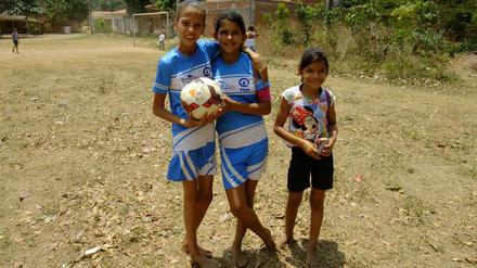 Begeistert vom Kicken: 400 junge Frauen nehmen am Mädchen-Fußballprojekt des Kinderhilfswerks Plan International teil.