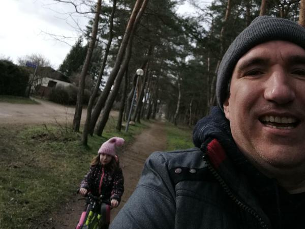 Mirko Helm und seine Tochter bei einem Fahrradausflug am Arendsee.