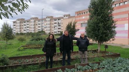 Arzt Giancarlo Biazzo (Mitte) im Gemüsegarten mit Giovanni Votano und Sozialarbeiterin Nadia Denisi.