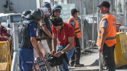 Taschenkontrolle: Polizisten durchsuchen Arbeiter an der Baustelle des neuen Großflughafens in Istanbul.