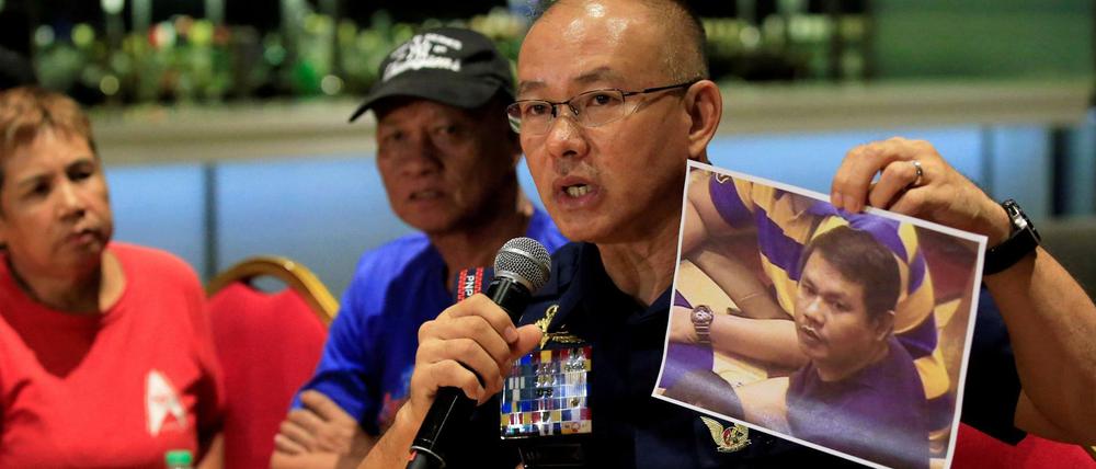 Manilas Polizeichef Oscar Albayalde zeigt ein Foto des Täters.