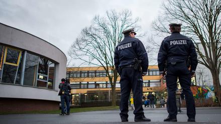 Polizisten vor der Schule in Lünen. 